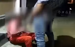 印度男子遭人当街小便 当地官员为其洗脚道歉