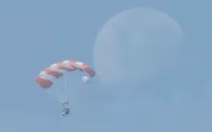 浪漫又硬核的高空相遇！空降兵跳伞离机后与月亮同框