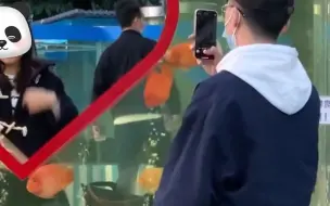 没有感情的拍照机器！女孩在景点让男友帮忙拍照，男友拿着手机狂按快门