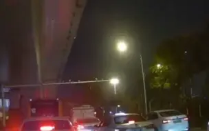 #武汉光谷变电站爆炸起火  行车记录仪记录下爆炸瞬间，爆炸火光照亮夜空