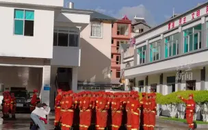 云南消防员驰援重庆归来，天空出现一片彩虹。