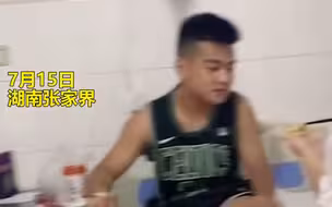 女子陪男友去打针，打吊针时男友坐凳子上，女友举动让网友不淡定