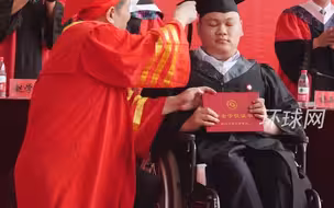 双向奔赴的师生情！“轮椅男孩”回校参加毕业典礼，校长不顾腿伤单膝跪地为男孩拨穗