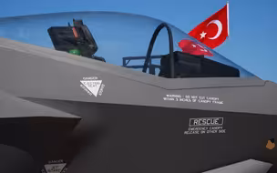 F-35不给土耳其了！美国空军决定买下这8架，政客还威胁制裁土耳其