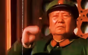 他在向我们招手