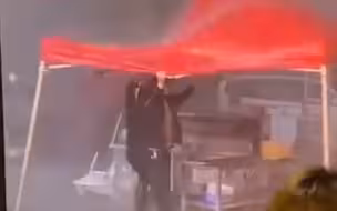 南昌突遇冰雹天气 男子为保护摊位 暴雨中紧拽帐篷不肯放手