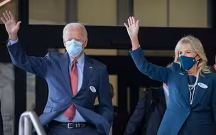 拜登完成2020年美国大选投票，现场与妻子牵手接受记者采访
