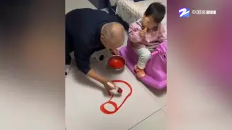 东北姥爷在地板作百幅简笔画