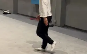 特技教练空翻失误，上演完美反应