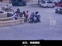 小朋友玩烟卡 遭3名小孩骑电车“飞车抢卡”