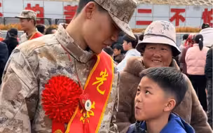 哥哥参军入伍，弟弟哭成泪人！ 网友：相互陪伴，各自成长！