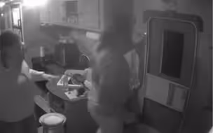 美国男子在房车中无辜被警察连开数枪，监控曝光后民众怒了：警察找错人还伪造现场情况