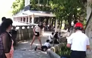 令人疑惑！“网红”齐聚公园打屁股，架起手机直播讨好观众
