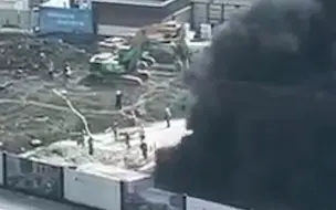 上海 一在建工地室外垃圾堆场发生火灾，现场黑烟滚滚。消防部门：接警后调派消防力量到场迅速扑灭火势，无人员被困，火灾原因正在进一步调查之中。