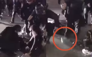 冷血至极！白人抗议者中枪倒地奄奄一息 美警上前一脚踹开急救箱