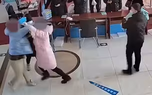 行拘！女子拒不配合防疫规定殴打护士，现场叫嚣：你这个看门狗
