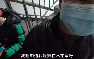 俩小学生约33岁男子下楼玩四驱车 开口就问:你媳妇没在家吧?