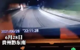 宛如恐怖片！ #开车遇老太马路碰瓷不给钱就下跪 ，司机吓得连连后退：大晚上的好可怕...