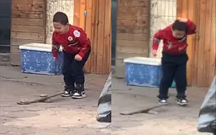 熊孩子用跷跷板弹射石头不料砸到自己 摸脑袋的样子蒙圈又委屈