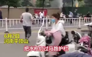 大爷遇火情，灭火动作一气呵成，在消防员到达前将火扑灭