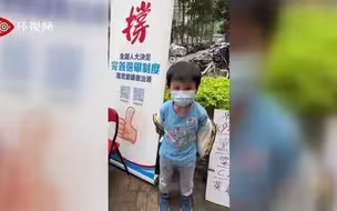 香港8岁男孩问“为何有人会不爱国？” 他挥拳说：我们要撑国家！