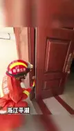 小女孩手卡门缝，救援过程不哭不闹，可爱回答萌翻消防小哥哥