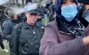 臭鸡蛋、水瓶子，示威者全给CNN招呼上了