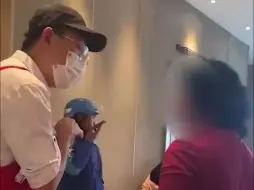 外卖员在星巴克休息被女子要求赶走，还称店内空气被污染，拍摄者：女子后来被店员和保安请出了店