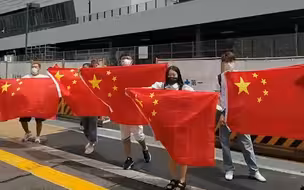 加油！在日华人场馆外为中国女排助威：让她们感受到家的感觉！