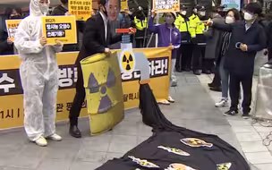 韩国民众在日本大使馆前抗议：污染水排放海洋是核恐怖主义