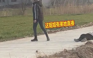姐弟俩玩耍时弟弟捣蛋，姐姐追上一顿操作让网友笑喷：侮辱性极强
