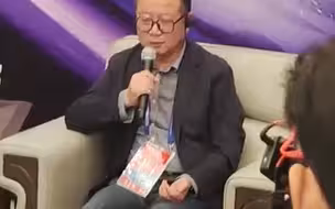 刘慈欣现身科幻大会被催更谈AI：它太厉害不知给我留下多少时间