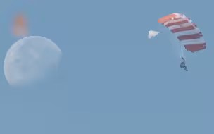 硬核浪漫，空降兵与月亮唯美同框了