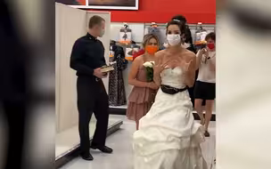 现场！女子身穿新娘礼服拉着一帮人到超市当众逼婚 未婚夫一脸懵