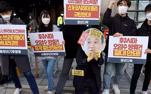 爆发抗议！日本政府执意要把核污水灌进大海 日韩民众举牌反对