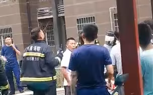 郑州一居民楼起火 大爷和消防员“吵”了起来 网友：霸气而又温暖