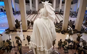 拜登宣誓就职前，国会大厦成临时军营：士兵全副武装席地而睡