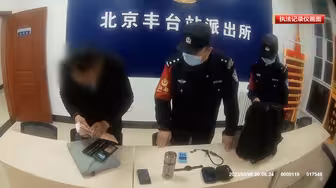 粗心旅客将背包遗忘安检处 北京铁警快速帮其找回