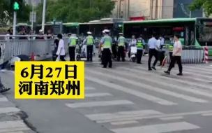 民警街头查处骑电动车不戴头盔，一男子在不远处摆摊卖起了头盔，神操作惊呆众网友