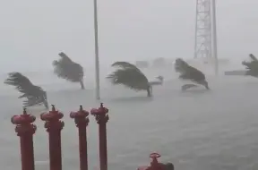 海南三亚变更为暴雨红色预警：道路积水成河，排水口出现大漩涡