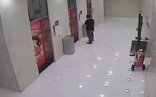 醉酒男商场内玩弄灭火器致使干粉喷出吓坏乘客 监控拍下全过程
