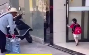小身板大力量！小女孩放学回来遇到送水工 使出全身力气帮推开门