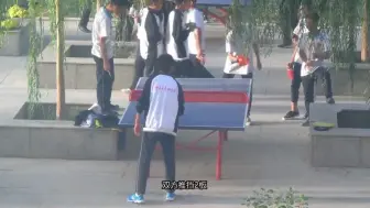 来欣赏一场校园课间乒乓球比赛的解说