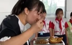 开学第一天，副校长当着孩子们的面，将学生吃剩下的早餐全部吃光