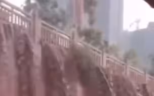 云南彝良暴雨致城区积水 雨水高处倾泻形成“瀑布”景观