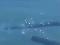 乌军发射智能编程空爆炮弹打击俄军战壕，冰雹般密集落向阵地