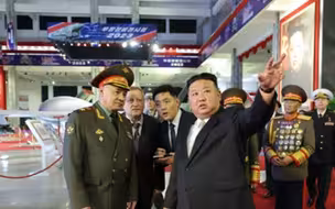 金正恩会见绍伊古，在平壤一同参观武器装备展