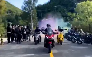 北京三男子驾驶摩托逆行放彩烟 警方通报：行政处罚！