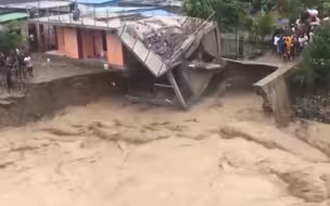 东帝汶遭遇最严重洪水侵袭：致27人死亡 房屋瞬间垮塌坠入水中