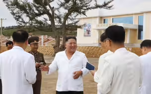 金正恩视察朝鲜灾后重建区 看到这一幕他笑了